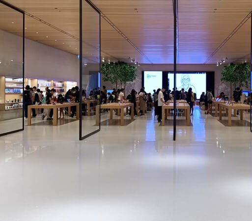 Modern retail store interior with acrylic mirror sheet reflections by Maestro Glas